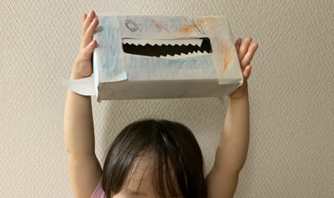 7 色塗りをしたティッシュ箱に角と耳を貼り付けたら、牛さんティッシュケースの完成です！